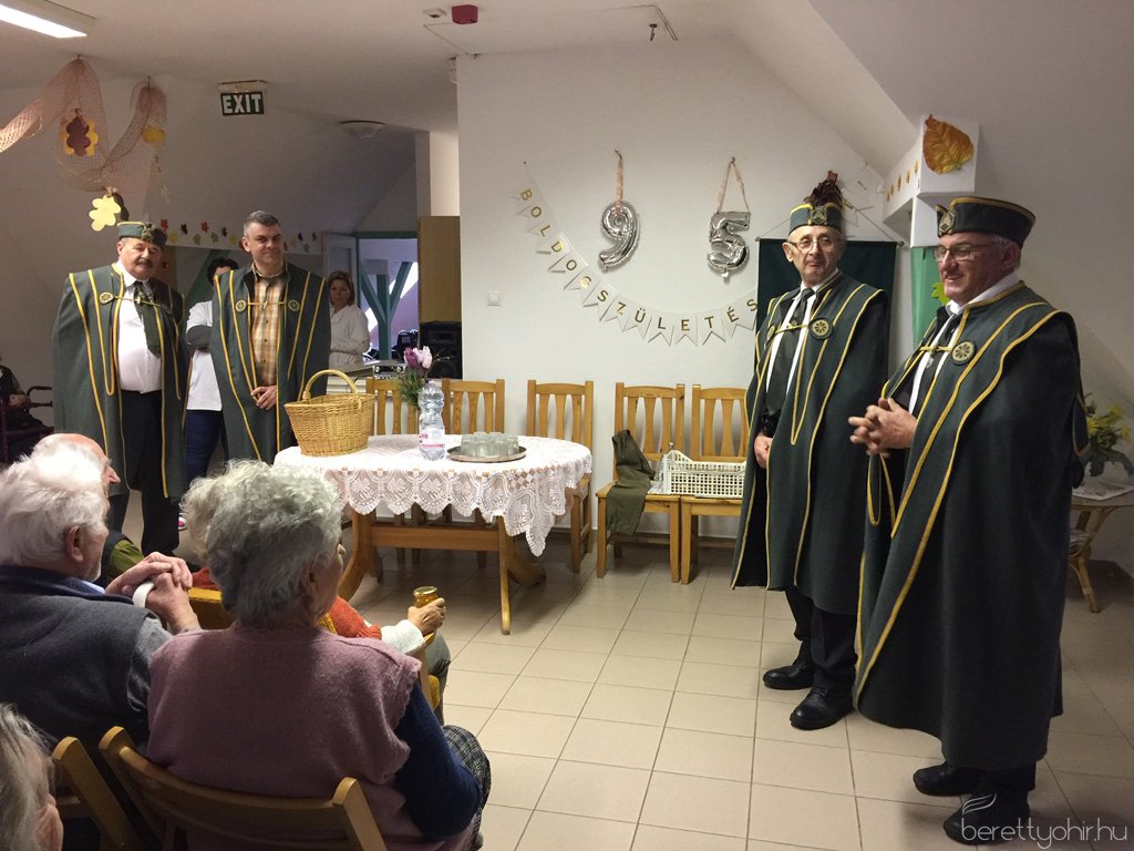 A Fényes-házban járt a Bihari Mézlovagrend 21